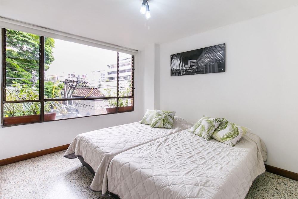3708 Vía Primavera