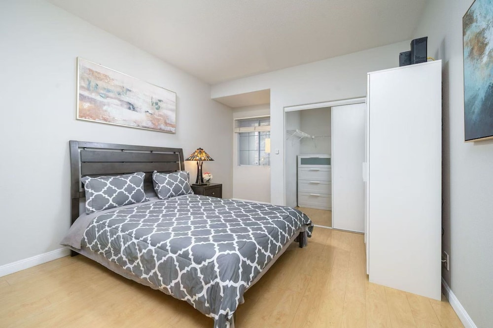 Bright Townhome Retreat With Private Patio Walk Trails