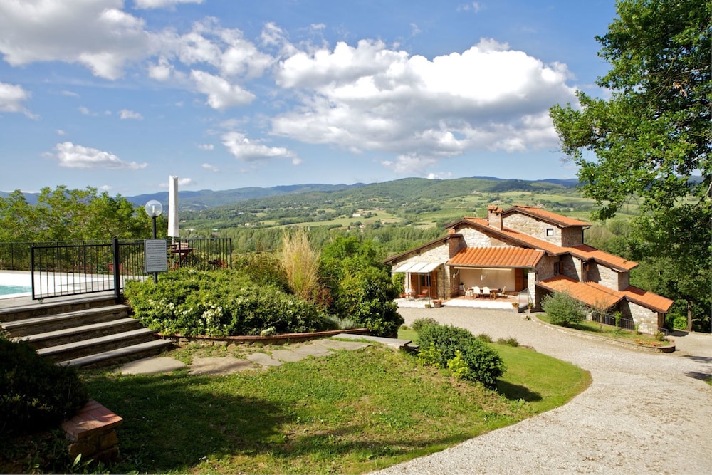 Wonderful private villa for 10 people with private pool, WIFI, TV, terrace, pets allowed and par...