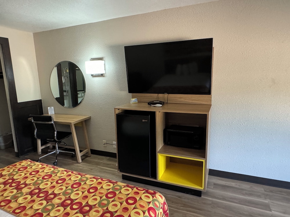 Longview Vacations - Days Inn by Wyndham Longview South - Property Image 17