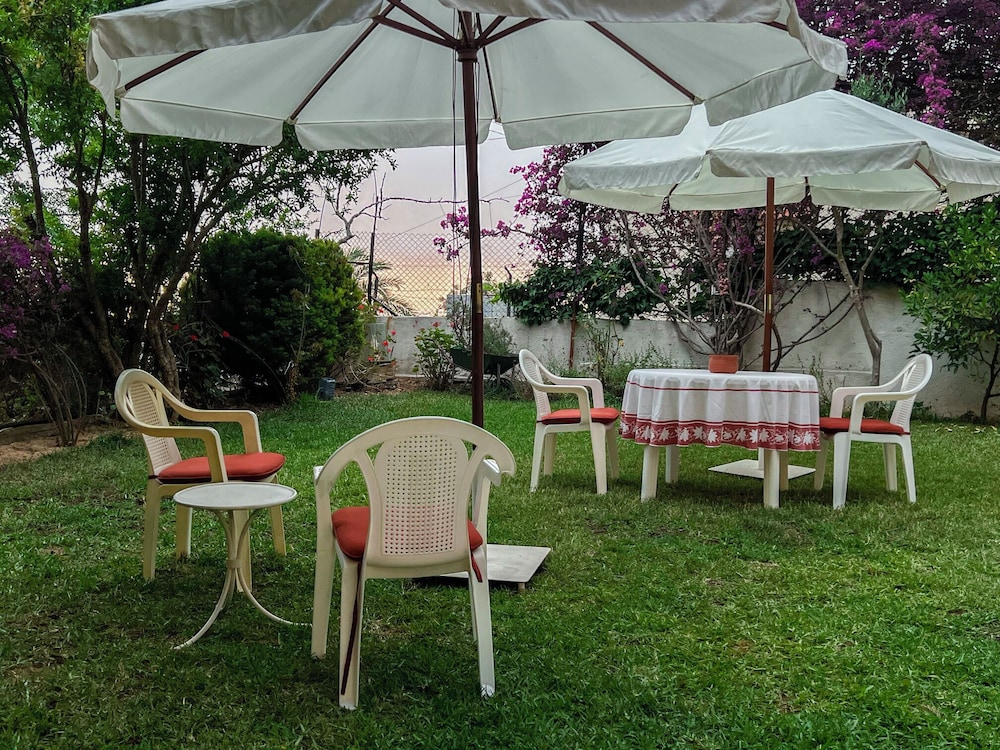 Les Bougainvilliers GuestHouse by Hansa