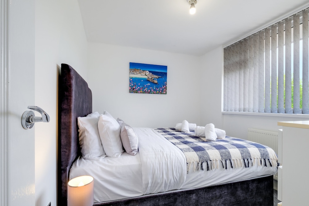 Elegant 5 Bed Home with Garden- Slough