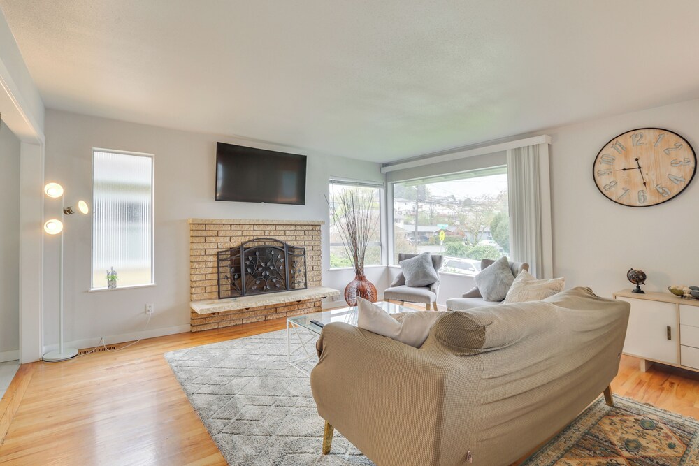 7 Mi to Dtwn: Pet-friendly Abode in Seattle!