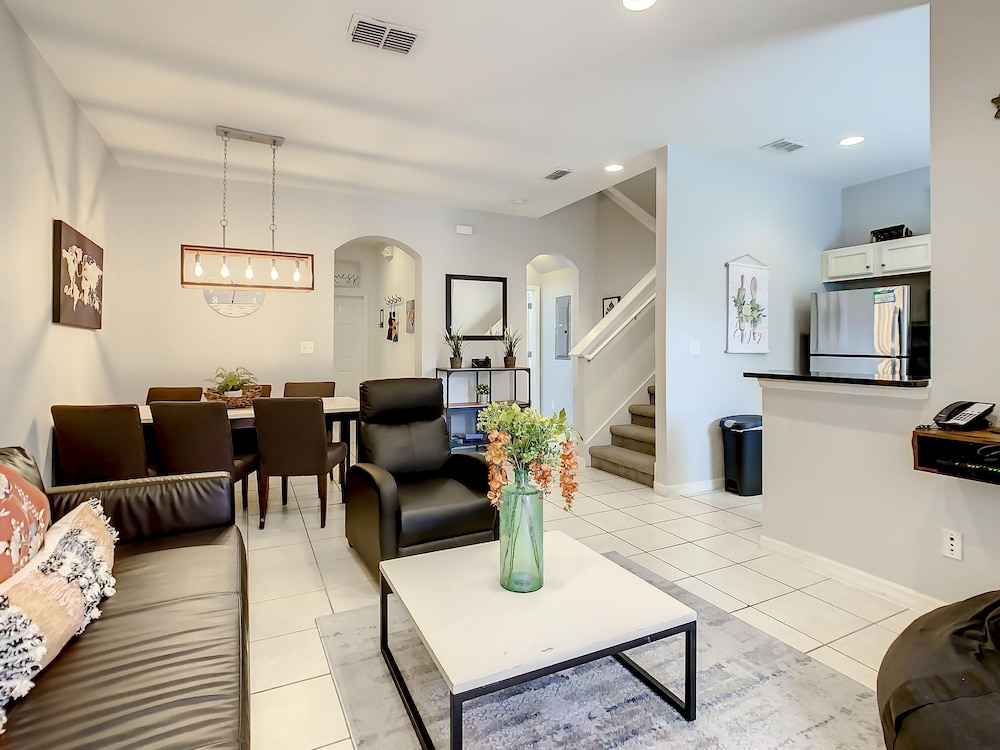 Luxury Townhome Near Disney w Resort Amenities