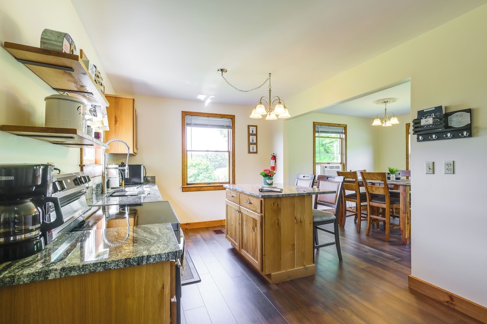 4 Mi to Dtwn Granville: Family Home w/ Deck!