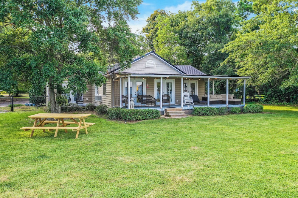2BR Lakefront Getaway w/ Dock & Boat Launch