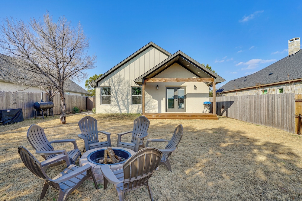 < 2 Mi to Lake Granbury! Family Home w/ Large Yard