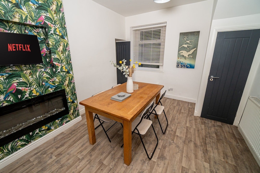 Cosy 3-bed House Walk to Swansea Stadium