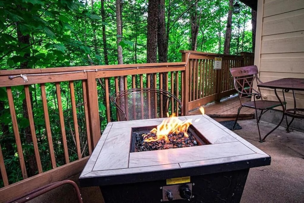 Gatlinburg Couples Retreat w Hot Tub Fire Pit