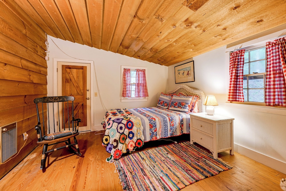 Trail Access & Tranquil Setting: Franklin Retreat!