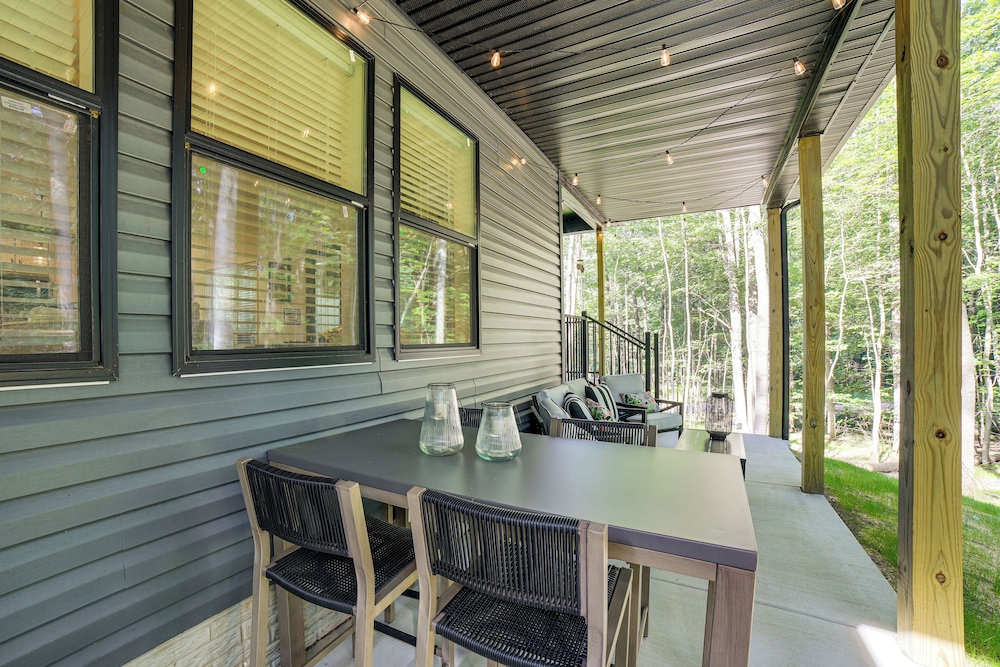 Lake Access, Pools & More: Family Home in Stanwood