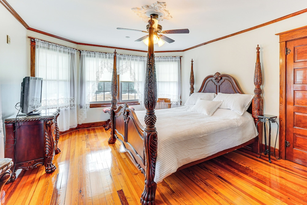 Hike, Fish, Ski & More: Spacious Gem in Catskills!