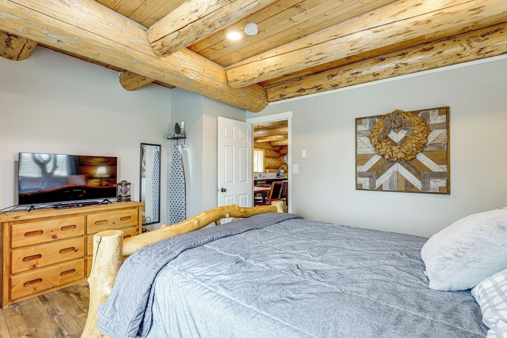 < 2 Mi to Skinwalker Ranch: 'rustic Cliff' Retreat