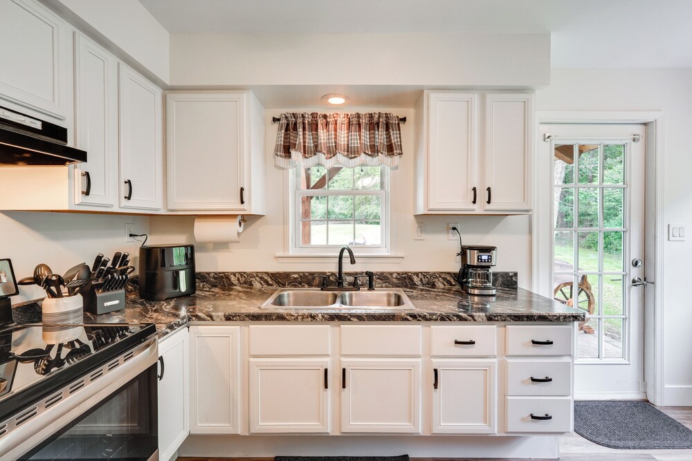 Fish, Hunt & Hike: Pet-friendly Home in Allenwood