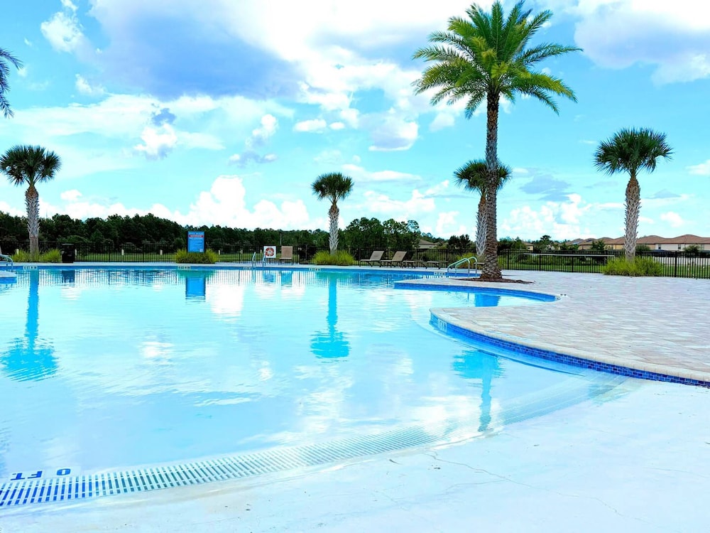 Family Villa in Windsor Lazy River BBQ Pool