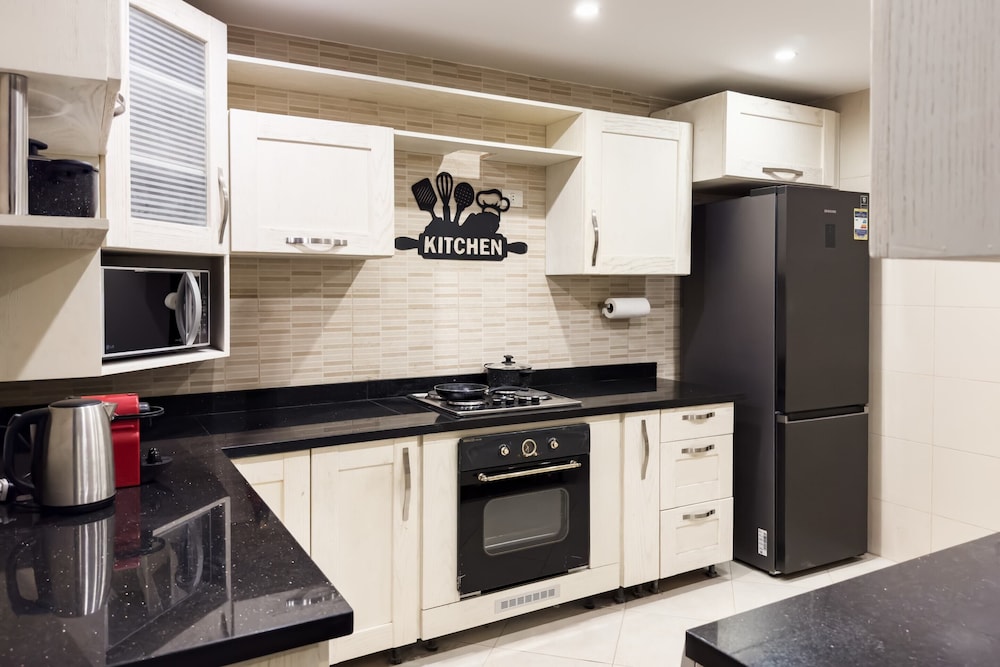 Flattering 2bdr - 5 min to Airport