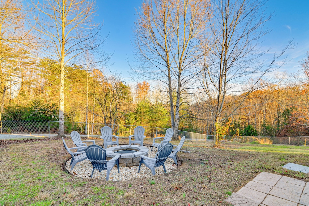 2 Mi to Lake Cumberland Access: Home w/ Grill