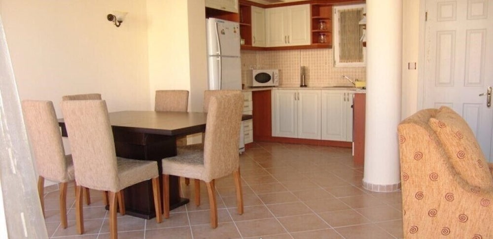 Villa PN13 by JoyLettings view 4