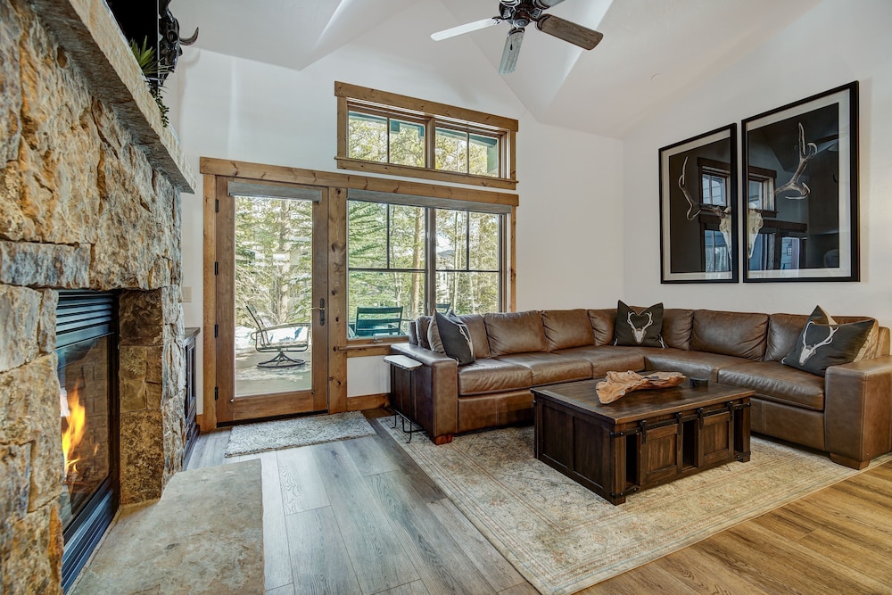Updated, Modern Townhome With Private Garage 2 Bedroom Condo