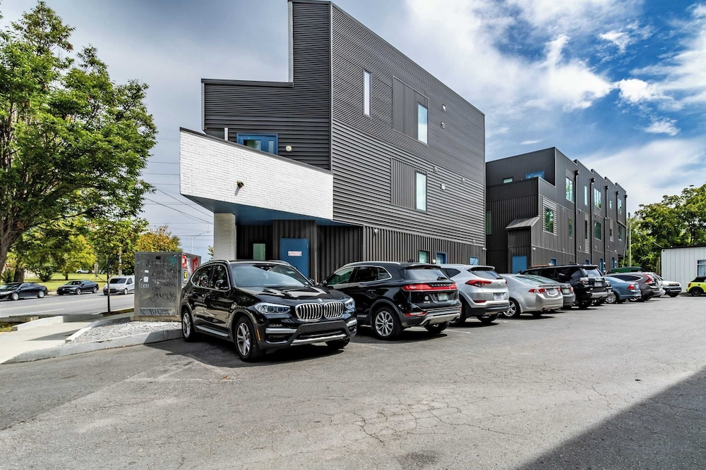 Sleeps 24 Rooftop, Game Room & Outdoor Spaces Just 10 Min to Broadway Outrider by Avantstay
