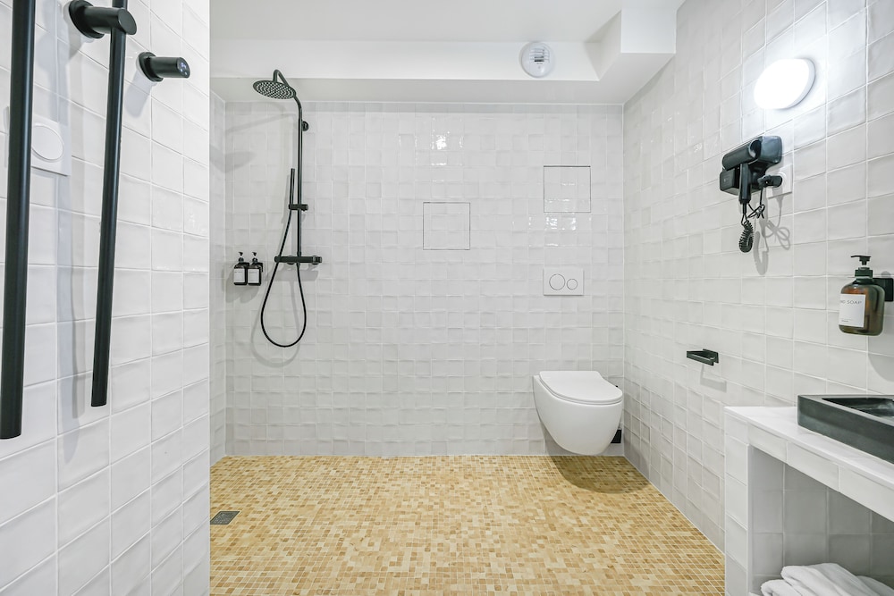 JIJI Suites