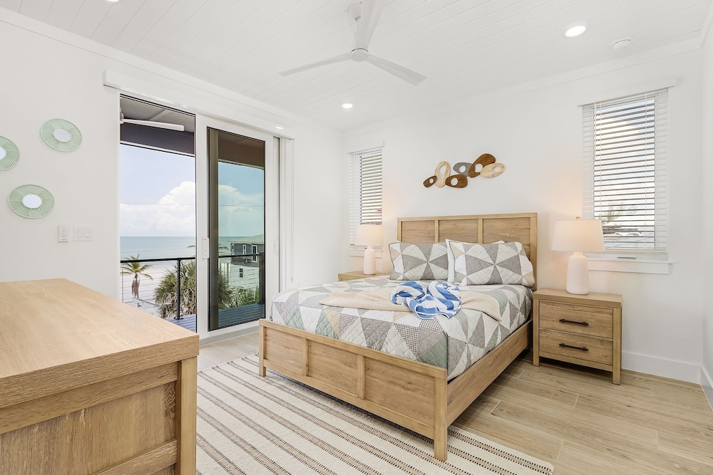 5350 Chasing Sunshine: 5bd/4.5ba Pool Home! 5 Bedroom Home