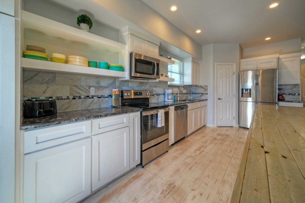 Sleeps 28 2 Homes w/ Boat Dock & Waterfront Pool Laguna Village Haven