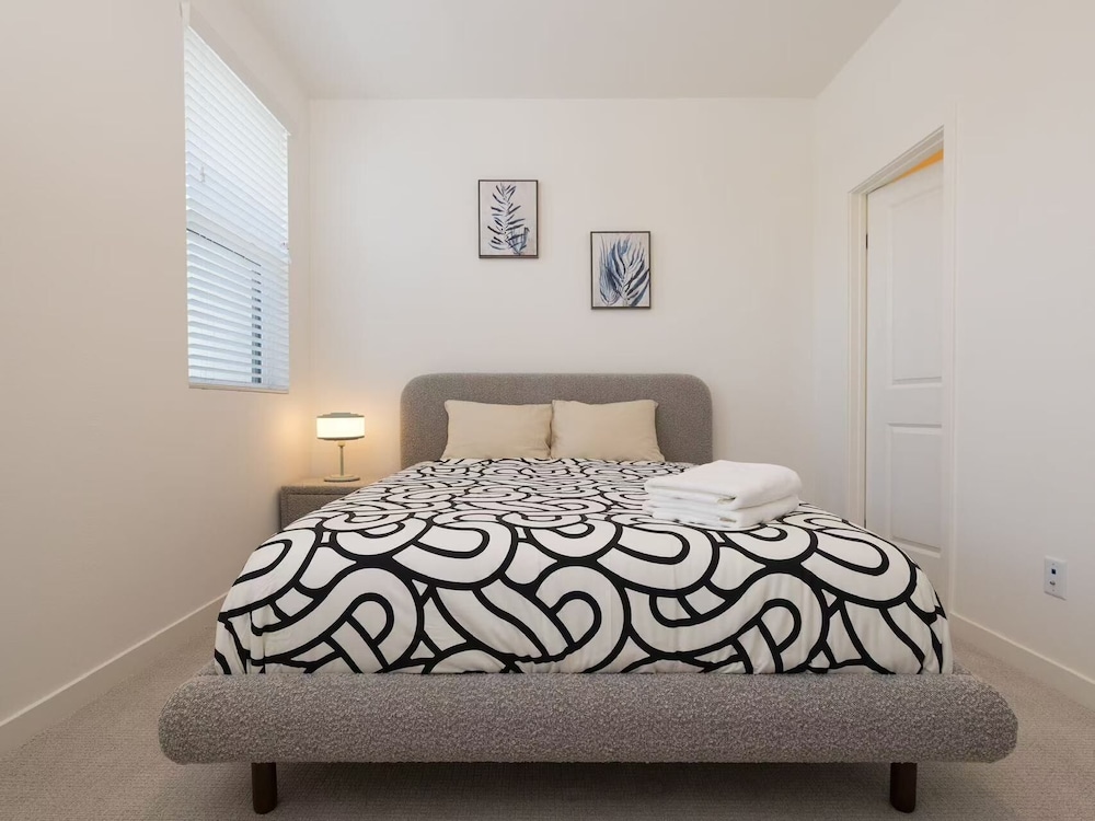 Near ONT Modern Designer Stay Bright Chic Spacious
