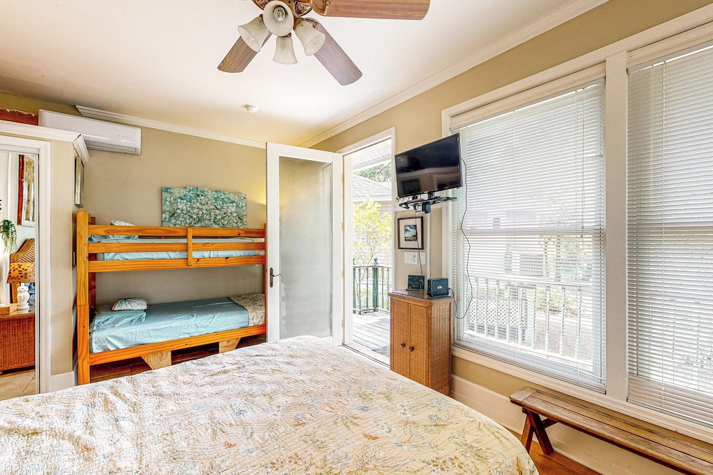 Charming Suwanee House and Bungalow!