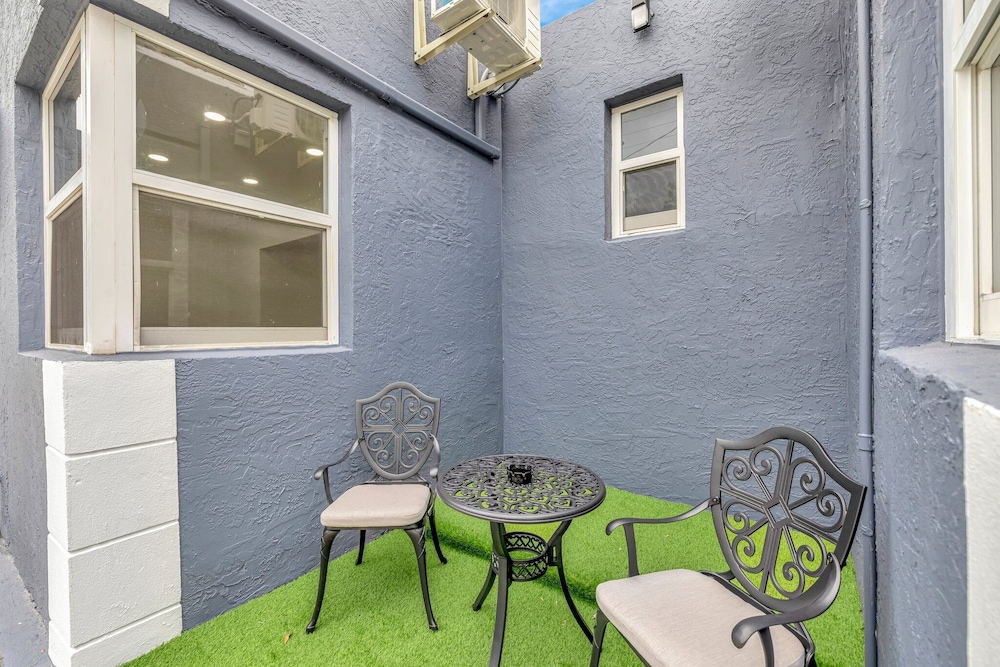 2BR 1BA off Las Olas Steps to Beach
