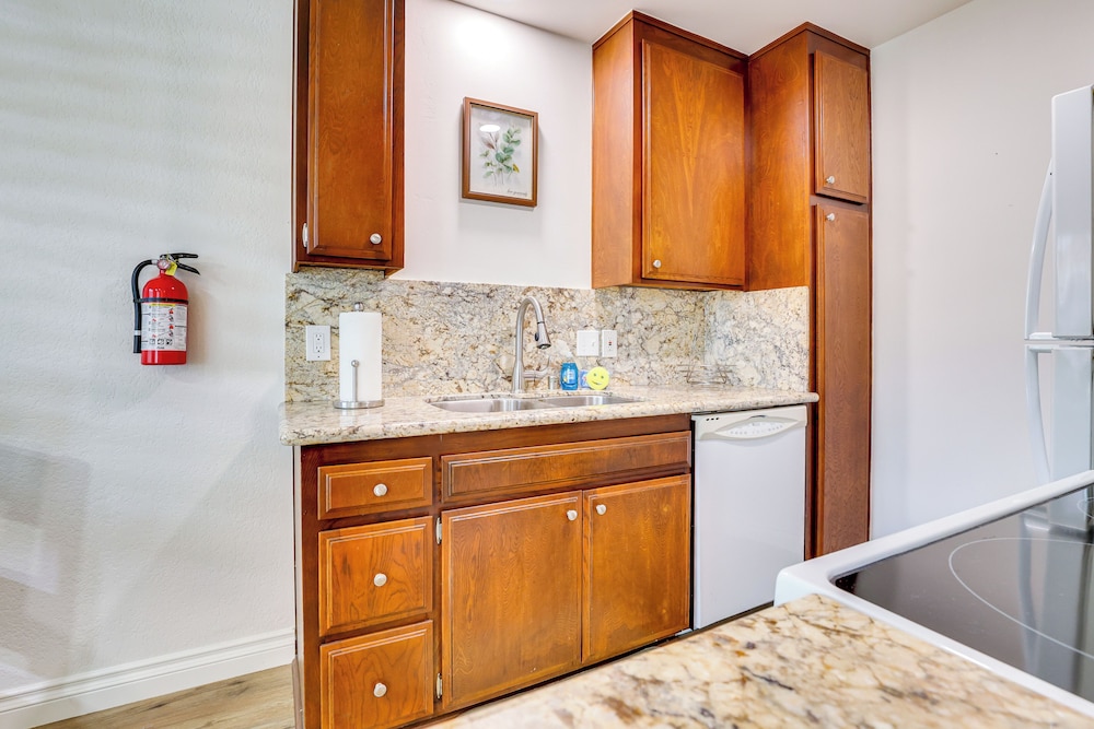 1 Mi to Oceanside Municipal Pier: Condo w/ Balcony