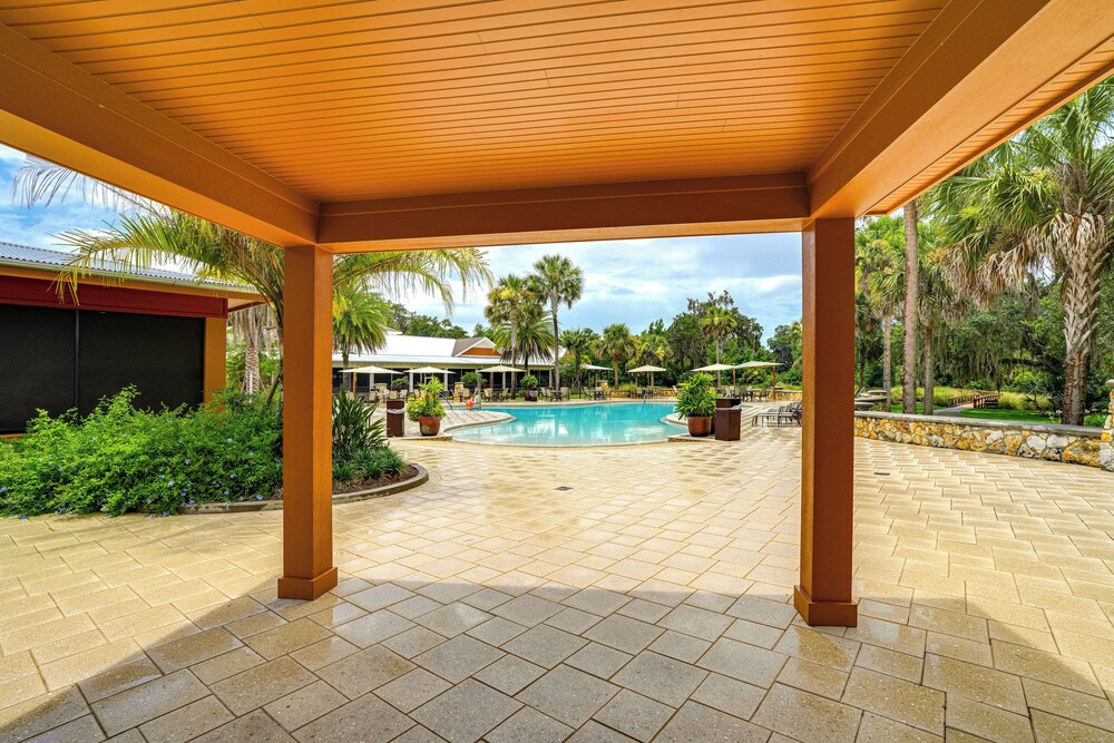 6 Mi to Lake Sumter Landing: Home w/ Perks!