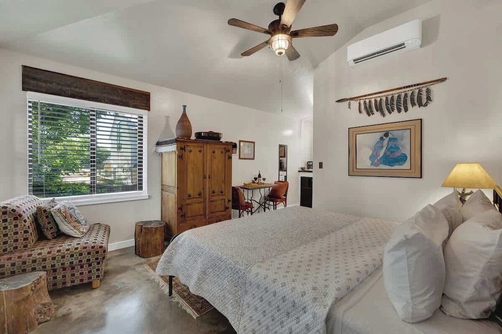 Rojo-charming Unit Walking Distance to Main St!