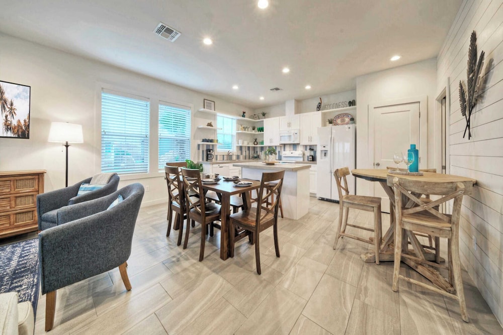 Sleeps 20 2 Homes in Mercer Village w/ Pool Heart of Old Town, Walkable