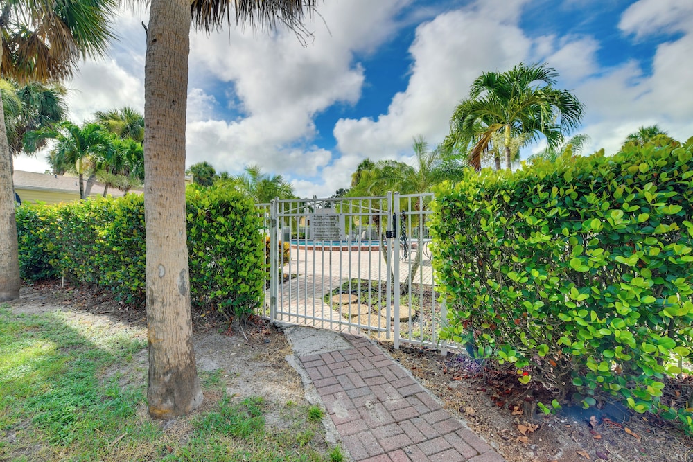4 Mi to Siesta Key Beach: Condo w/ Pool Access