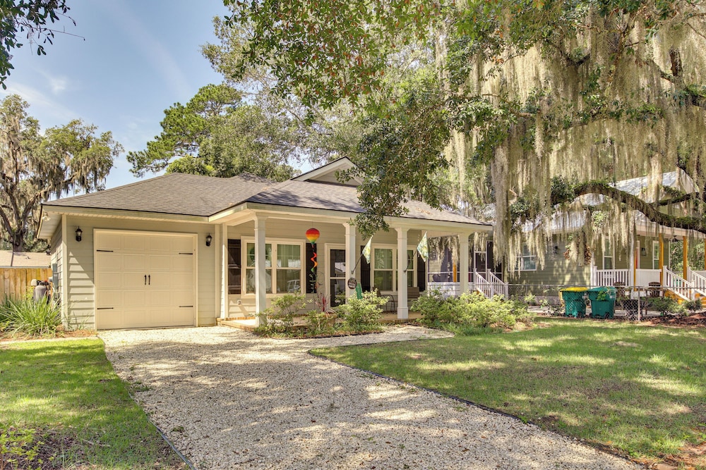 1 Mi to Riverfront: Darien Family Home