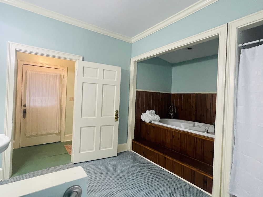 Columbus Vacations - Rothschild-Pound House Inn - Property Image 12