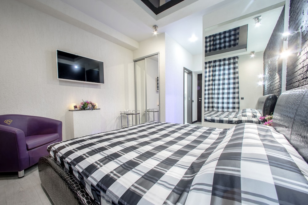 Alex Hotel on Muzhestva