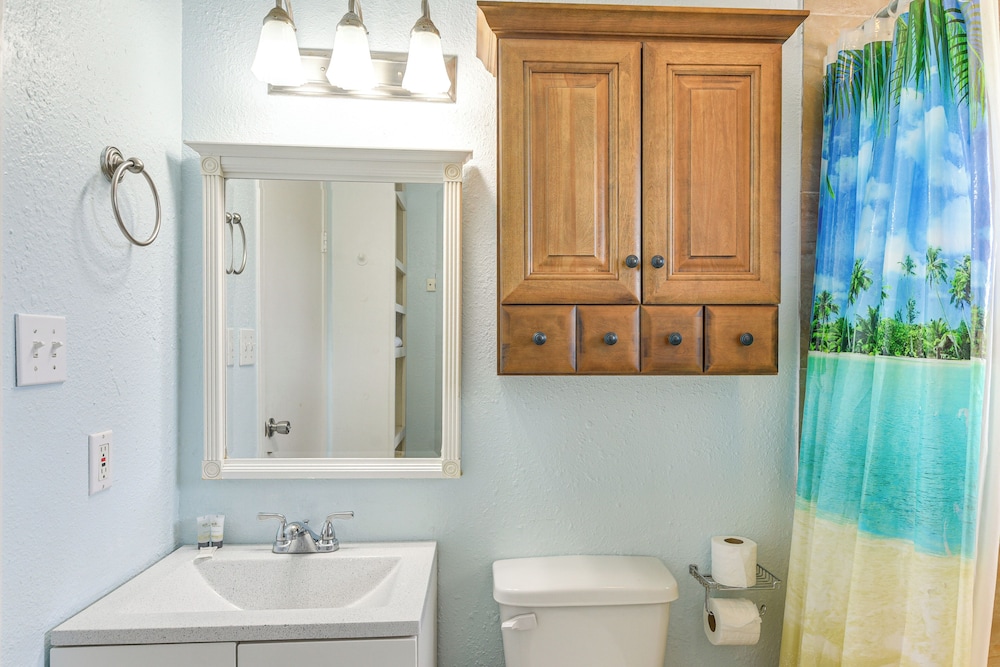 Walk to Beach: Galveston Family Getaway w/ Patio