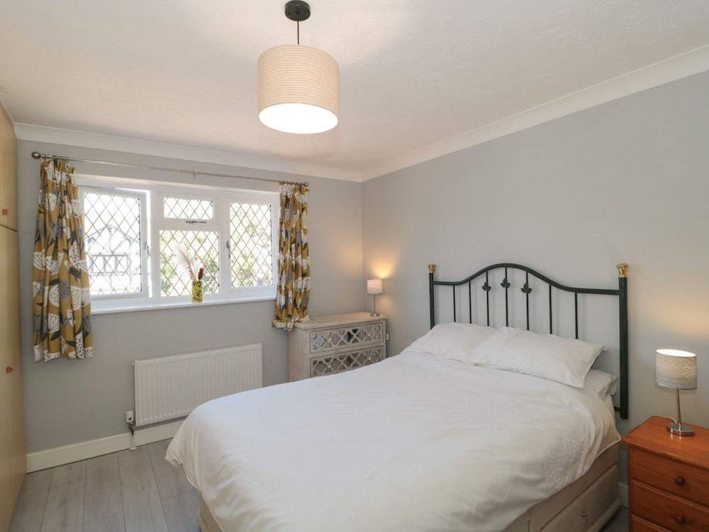 1 Charlotte Close
