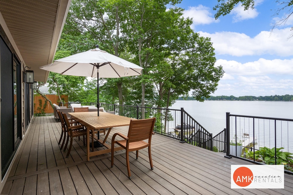 The Glistening Grape - Lakeside Getaway
