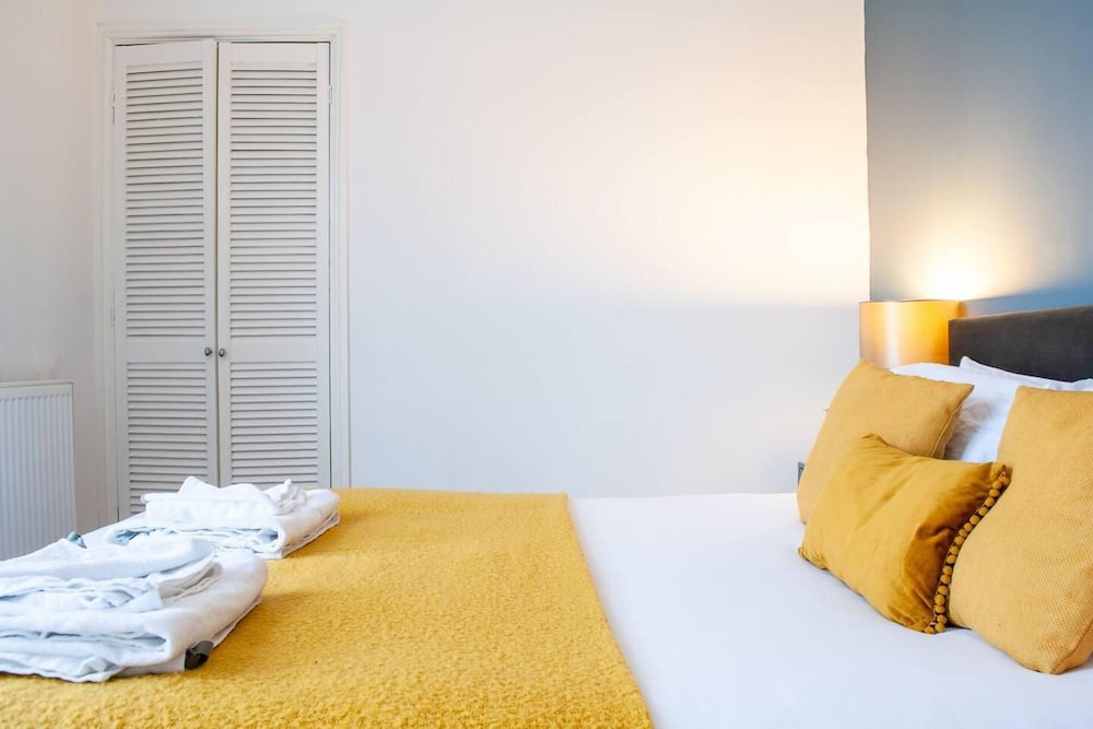 Apartment Ideal for Hospital by Nest Stays view 3