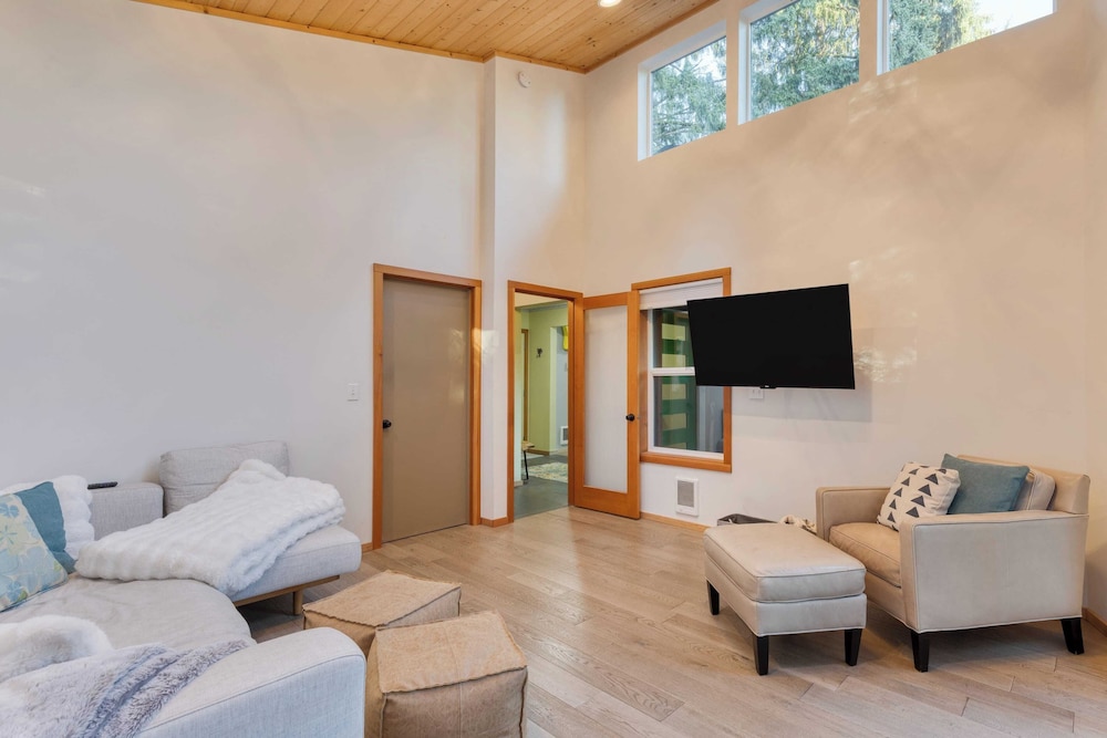Coastal Escape w/ Balcony, Firebowl & Ocean Views Near Manzanita Sunset House by Avantstay