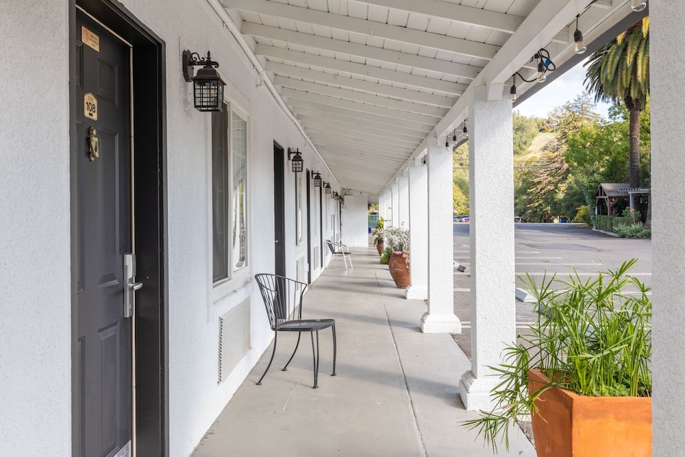 Vineyard Valley Inn