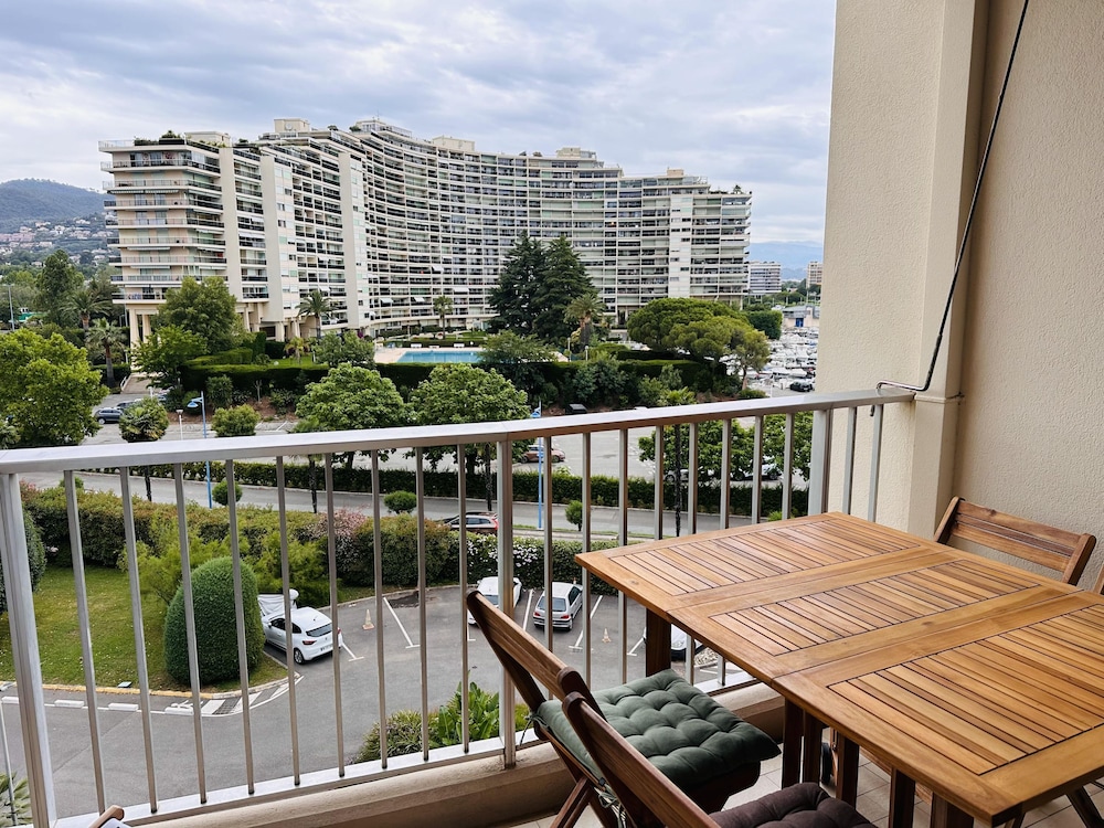 Studio With a Shared Pool Near the Beaches - 2244