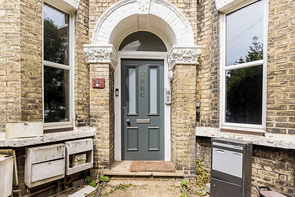 Rustic and Contemporary Haven in Brixton