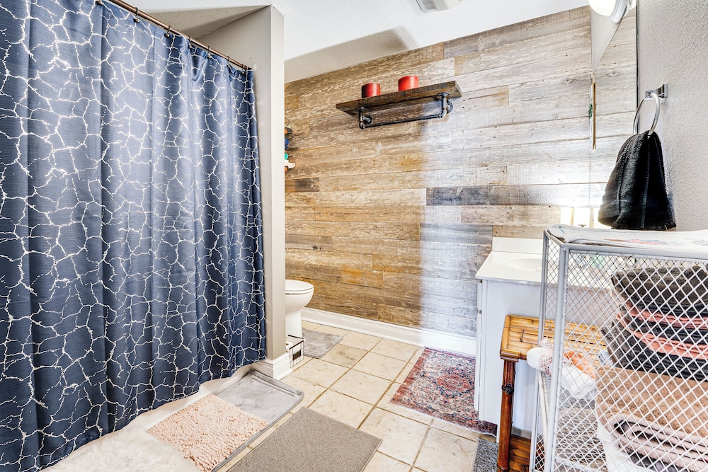 Walk to Corpus Christi Bay: Loft w/ Shaded Parking