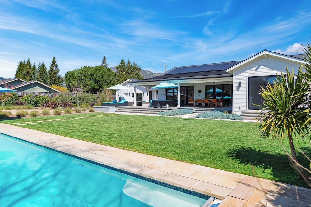 Luxe, Pool, Spa, Fire Pit, Game Room, Piano Sonoma Pool Retreat by Avantstay