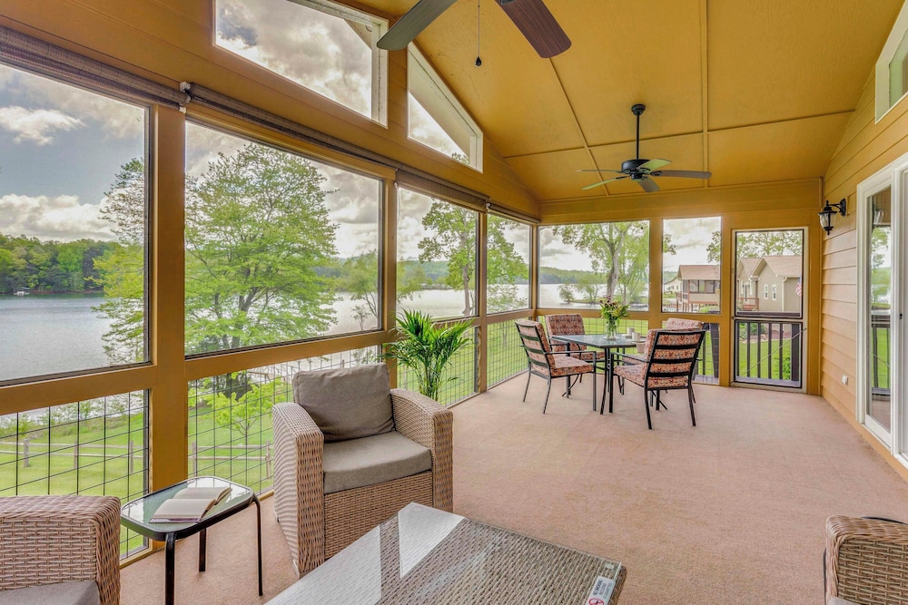 February Perks! Couples Getaway in Hayesville