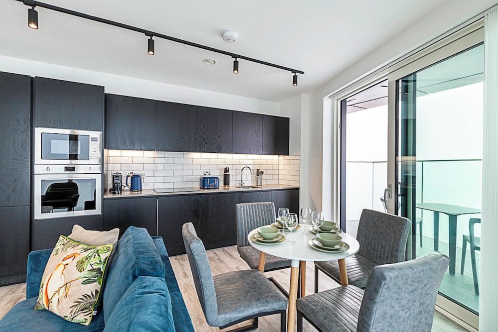 Modern Flat With City View in Acton